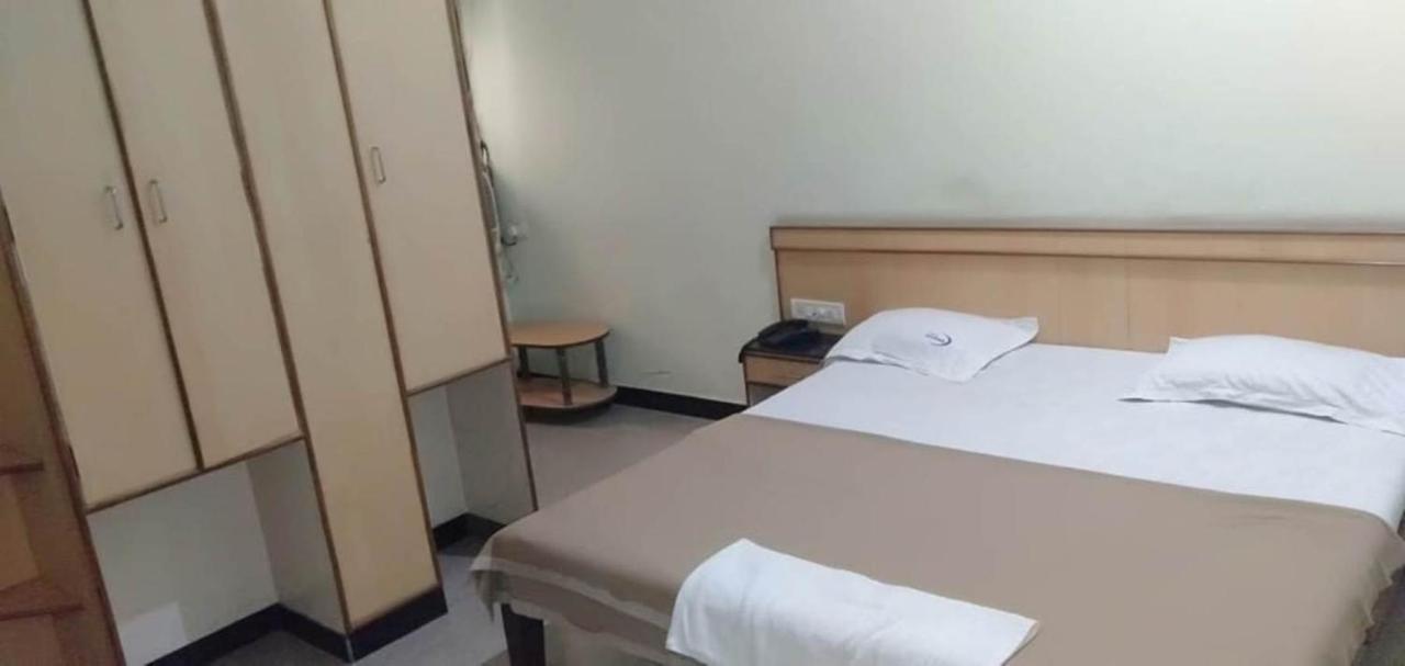 Iroomz Hoysala Residency Bellary Exteriör bild