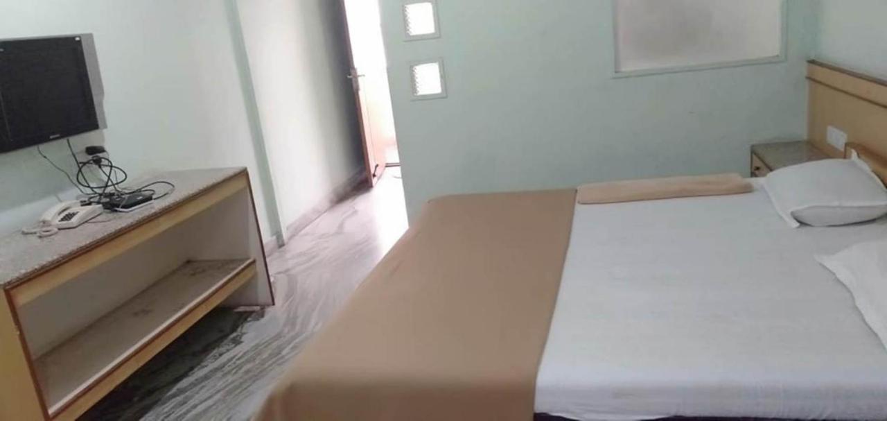 Iroomz Hoysala Residency Bellary Exteriör bild