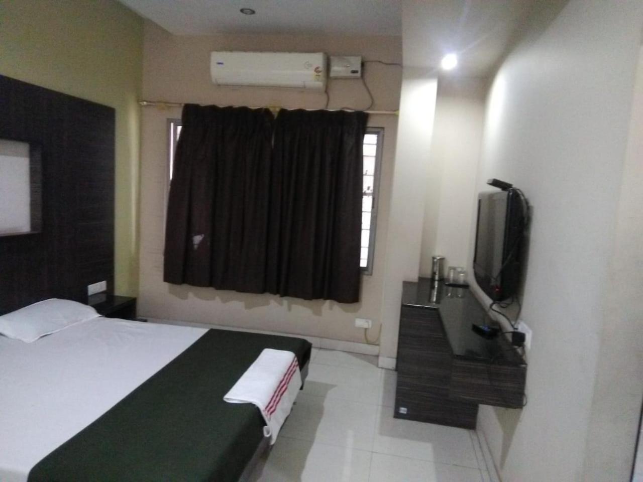 Iroomz Hoysala Residency Bellary Exteriör bild